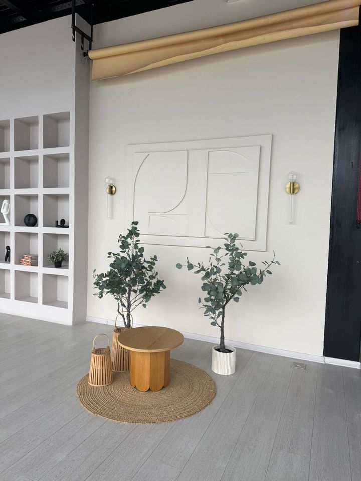 Set cálido con plantas y mesa de madera